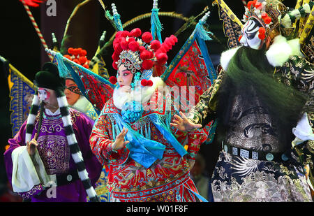 Les acteurs chinois effectuer l'opéra chinois 'Summer du Hunhe' dans Shanghai, une importante ville portuaire chinoise dans la province de Liaoning, le 22 juillet 2018. Malgré une forte baisse au cours de la dernière décennie de jeunes Chinois arts traditionnels d'apprentissage et au lieu d'opter pour la musique occidentale moderne, cinéma, art et style, il y a eu une reprise à l'opéra chinois en tant que producteurs visent leurs histoires à un public plus jeune. Photo par Stephen Shaver/UPI Banque D'Images