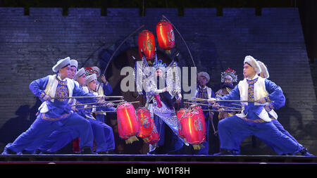 Les acteurs chinois effectuer l'opéra chinois 'Summer du Hunhe' dans Shanghai, une importante ville portuaire chinoise dans la province de Liaoning, le 22 juillet 2018. Malgré une forte baisse au cours de la dernière décennie de jeunes Chinois arts traditionnels d'apprentissage et au lieu d'opter pour la musique occidentale moderne, cinéma, art et style, il y a eu une reprise à l'opéra chinois en tant que producteurs visent leurs histoires à un public plus jeune. Photo par Stephen Shaver/UPI Banque D'Images