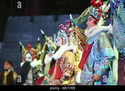 Les acteurs chinois effectuer l'opéra chinois 'Summer du Hunhe' dans Shanghai, une importante ville portuaire chinoise dans la province de Liaoning, le 22 juillet 2018. Malgré une forte baisse au cours de la dernière décennie de jeunes Chinois arts traditionnels d'apprentissage et au lieu d'opter pour la musique occidentale moderne, cinéma, art et style, il y a eu une reprise à l'opéra chinois en tant que producteurs visent leurs histoires à un public plus jeune. Photo par Stephen Shaver/UPI Banque D'Images