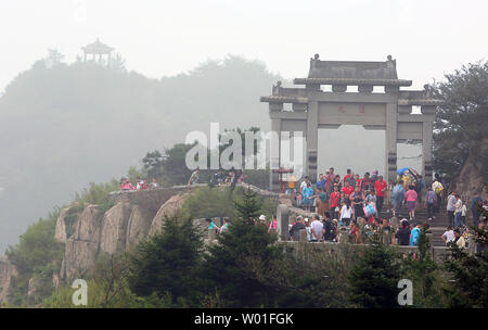 Les touristes chinois et étrangers à visiter Météo le courageux et escalader le Mont Tai à Tai'an, Shandong Province, le 25 août 2018. Connu comme le 'No1 des cinq grandes montagnes de la Chine, de l' Mont Tai est traditionnellement où les gens priaient pour la paix et la prospérité. Photo par Stephen Shaver/UPI Banque D'Images