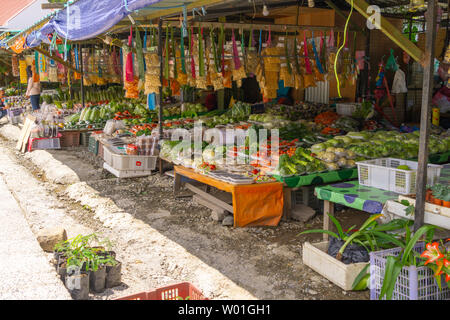 KUNDASANG Sabah - le 27 mai 2019 ; les marchés d'agriculteurs du village typiquement dans makeshit la vente de produits d'hébergement et un incroyable éventail de légumes et fruits al Banque D'Images