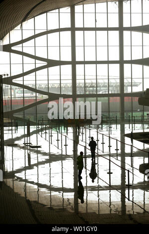 Promenade à travers les travailleurs d'embarquement que l'ingénierie construction se poursuit au terminal principal de la nouvelle Beijing Daxing Aéroport International situé juste à l'extérieur de Beijing le 1 mars 2019. Ouvert en septembre, il est prévu pour être le plus grand aéroport du monde à la fin. Photo par Stephen Shaver/UPI Banque D'Images