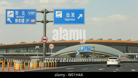 Les voyageurs arrivent à l'aéroport international de Pékin le 11 mars 2019. L'Administration de l'Aviation civile de Chine a ordonné que tous les avions Boeing 737 MAX 8 être mis à la terre grâce à son principe de "tolérance zéro à des risques pour la sécurité." La Chine a une des plus grandes flottes des Boeing 737 MAX 8, 97 d'exploitation des avions. Photo par Stephen Shaver/UPI Banque D'Images