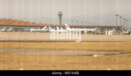 Des avions d'Air China sont garées à l'entrée à l'aéroport international de Pékin le 11 mars 2019. L'Administration de l'Aviation civile de Chine a ordonné que tous les avions Boeing 737 MAX 8 être mis à la terre grâce à son principe de "tolérance zéro à des risques pour la sécurité." La Chine a une des plus grandes flottes des Boeing 737 MAX 8, 97 d'exploitation des avions. Photo par Stephen Shaver/UPI Banque D'Images