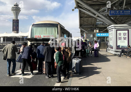 Les voyageurs arrivent à l'embarquement à l'aéroport international de Pékin le 11 mars 2019. L'Administration de l'Aviation civile de Chine a ordonné que tous les avions Boeing 737 MAX 8 être mis à la terre grâce à son principe de "tolérance zéro à des risques pour la sécurité." La Chine a une des plus grandes flottes des Boeing 737 MAX 8, 97 d'exploitation des avions. Photo par Stephen Shaver/UPI Banque D'Images