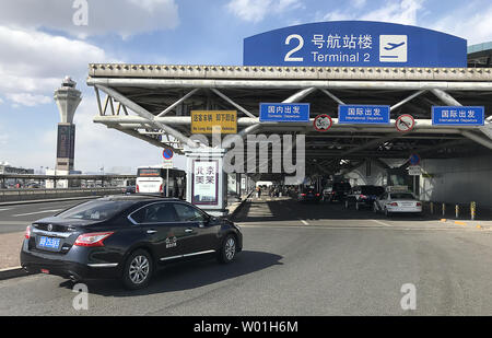 Les voyageurs arrivent à l'aéroport international de Pékin le 11 mars 2019. L'Administration de l'Aviation civile de Chine a ordonné que tous les avions Boeing 737 MAX 8 être mis à la terre grâce à son principe de "tolérance zéro à des risques pour la sécurité." La Chine a une des plus grandes flottes des Boeing 737 MAX 8, 97 d'exploitation des avions. Photo par Stephen Shaver/UPI Banque D'Images