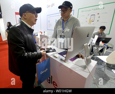 Google, dans le cadre de leur pousser à gagner plus de parts dans le marché mondial du commerce électronique, participe à la 2e commerce électronique international Expo à Yiwu, dans la province du Zhejiang, le 12 avril 2019. En moins d'une décennie, la Chine est devenue le leader mondial de l'e-commerce : aujourd'hui, sa part est de 42 pour cent. La Chine possède 730 millions d'utilisateurs d'internet, il compte pour 40 pour cent de la vente e-commerce et son marché du paiement mobile est 11 fois la taille du marché américain, selon un rapport de McKinsey Global Institute. Photo par Stephen Shaver/UPI Banque D'Images