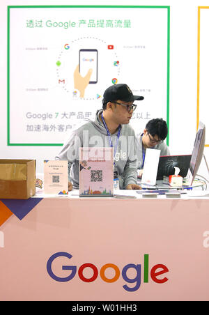 Google, dans le cadre de leur pousser à gagner plus de parts dans le marché mondial du commerce électronique, participe à la 2e commerce électronique international Expo à Yiwu, dans la province du Zhejiang, le 12 avril 2019. En moins d'une décennie, la Chine est devenue le leader mondial de l'e-commerce : aujourd'hui, sa part est de 42 pour cent. La Chine possède 730 millions d'utilisateurs d'internet, il compte pour 40 pour cent de la vente e-commerce et son marché du paiement mobile est 11 fois la taille du marché américain, selon un rapport de McKinsey Global Institute. Photo par Stephen Shaver/UPI Banque D'Images