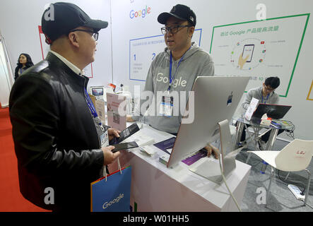 Google, dans le cadre de leur pousser à gagner plus de parts dans le marché mondial du commerce électronique, participe à la 2e commerce électronique international Expo à Yiwu, dans la province du Zhejiang, le 12 avril 2019. En moins d'une décennie, la Chine est devenue le leader mondial de l'e-commerce : aujourd'hui, sa part est de 42 pour cent. La Chine possède 730 millions d'utilisateurs d'internet, il compte pour 40 pour cent de la vente e-commerce et son marché du paiement mobile est 11 fois la taille du marché américain, selon un rapport de McKinsey Global Institute. Photo par Stephen Shaver/UPI Banque D'Images