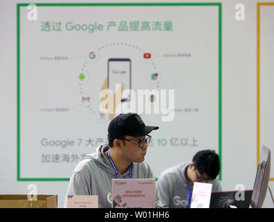 Google, dans le cadre de leur pousser à gagner plus de parts dans le marché mondial du commerce électronique, participe à la 2e commerce électronique international Expo à Yiwu, dans la province du Zhejiang, le 12 avril 2019. En moins d'une décennie, la Chine est devenue le leader mondial de l'e-commerce : aujourd'hui, sa part est de 42 pour cent. La Chine possède 730 millions d'utilisateurs d'internet, il compte pour 40 pour cent de la vente e-commerce et son marché du paiement mobile est 11 fois la taille du marché américain, selon un rapport de McKinsey Global Institute. Photo par Stephen Shaver/UPI Banque D'Images