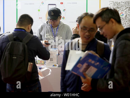 Google, dans le cadre de leur pousser à gagner plus de parts dans le marché mondial du commerce électronique, participe à la 2e commerce électronique international Expo à Yiwu, dans la province du Zhejiang, le 12 avril 2019. En moins d'une décennie, la Chine est devenue le leader mondial de l'e-commerce : aujourd'hui, sa part est de 42 pour cent. La Chine possède 730 millions d'utilisateurs d'internet, il compte pour 40 pour cent de la vente e-commerce et son marché du paiement mobile est 11 fois la taille du marché américain, selon un rapport de McKinsey Global Institute. Photo par Stephen Shaver/UPI Banque D'Images