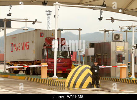 Camions porte-conteneurs quittent la gare de fret ferroviaire Yiwu Yiwu, dans la province du Zhejiang, le 13 avril 2019. Le Yiwu - ligne de chemin de fer de Londres est la plus longue route de marchandises dans le monde entier, reliant la Chine avec l'Europe que le commerce augmente entre les deux puissances économiques mondiales. Photo par Stephen Shaver/UPI Banque D'Images