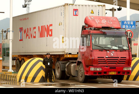 Camions porte-conteneurs quittent la gare de fret ferroviaire Yiwu Yiwu, dans la province du Zhejiang, le 13 avril 2019. Le Yiwu - ligne de chemin de fer de Londres est la plus longue route de marchandises dans le monde entier, reliant la Chine avec l'Europe que le commerce augmente entre les deux puissances économiques mondiales. Photo par Stephen Shaver/UPI Banque D'Images