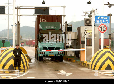 Camions porte-conteneurs quittent la gare de fret ferroviaire Yiwu Yiwu, dans la province du Zhejiang, le 13 avril 2019. Le Yiwu - ligne de chemin de fer de Londres est la plus longue route de marchandises dans le monde entier, reliant la Chine avec l'Europe que le commerce augmente entre les deux puissances économiques mondiales. Photo par Stephen Shaver/UPI Banque D'Images