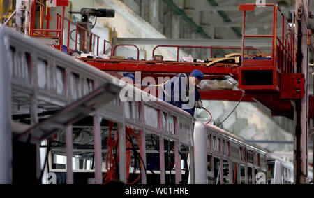 China's Foton AUV autobus électriques sont construites sur une ligne de montage à leur usine près de Beijing le 24 avril 2019. AUV Foton pur Bus autobus électriques, autobus hybrides et les autobus GNL aident capitale de la Chine de réduire sa pollution de l'air malsain notoirement avec près de 10 000 au sein de la ville. Photo par Stephen Shaver/UPI Banque D'Images