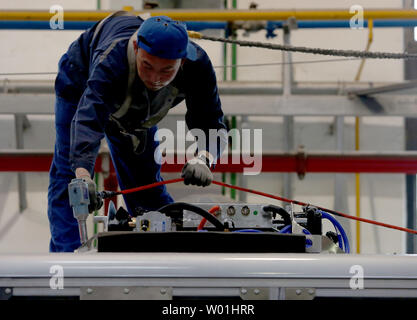 China's Foton AUV autobus électriques sont construites sur une ligne de montage à leur usine près de Beijing le 24 avril 2019. AUV Foton pur Bus autobus électriques, autobus hybrides et les autobus GNL aident capitale de la Chine de réduire sa pollution de l'air malsain notoirement avec près de 10 000 au sein de la ville. Photo par Stephen Shaver/UPI Banque D'Images