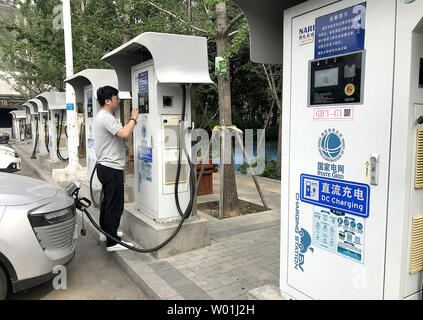 Un pilote chinois se prépare à charger sa voiture électrique à une nouvelle banque de charge, l'un des nombreux en cours d'ouverture à Beijing le 10 juin 2019. Le marché de la voiture électrique en Chine nains ceux de tous les autres pays, représentant 60 pour cent des 1,3 millions de voitures électriques uniquement vendus dans le monde l'an dernier, selon Bloomberg New Energy Finance. Photo par Stephen Shaver/UPI Banque D'Images