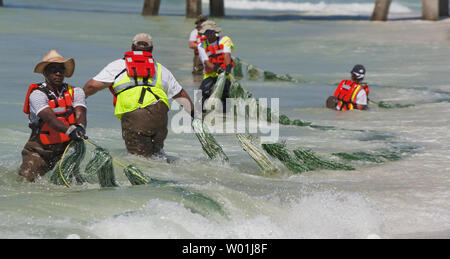 BP a engagé dans la lutte des travailleurs de surf à Pensacola Beach comme ils traînent les rampes différentes qui recueillent l'huile avant de les mains dans le sable protester de Pensacola Beach, Floride le 26 juin 2010. Les mains dans le sable est de protester contre les forages pétroliers. La réunion de cette année était plus grande après le déversement de pétrole de la plateforme Deepwater Horizon de BP. UPI/Mark Wallheiser Banque D'Images