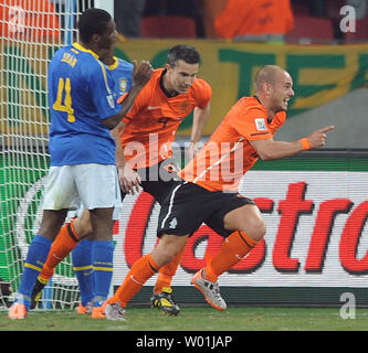 Les Pays-Bas Wesley Sneijder célèbre son but de la victoire contre le Brésil lors de la Coupe du Monde de football match de quart de finale à la Nelson Mandela Bay Stadium à Port Elizabeth, Afrique du Sud le 2 juillet 2010. La France a battu le Brésil 2-1. UPI/Chris Brunskill Banque D'Images