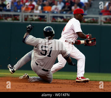 New York's Bernie Williams (# 51) est au deuxième lors de la deuxième manche de baseball des Yankees de New York Philadelphie Phillies-New au Citizen's Bank Park le 20 juin 2006. Faire de l'étiquette est l'arrêt-court des Phillies Jimmy Rollins. (Photo d'UPI/John Anderson) Banque D'Images