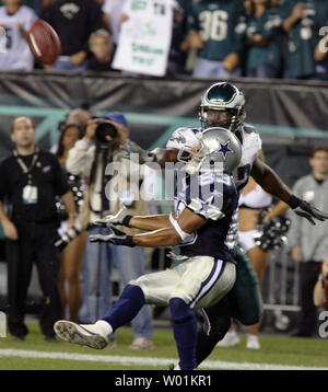 Philadelphia's Michael Lewis va jusqu'à briser une passe à Dallas Terry Glenn (# 83) sur la ligne de 37 verges de Dallas, mais est appelé à transmettre interférences pendant la quatrième trimestre Dallas NFL football Cowboys-Philadelphia Eagles de Philadelphie à l'action sur le terrain Lincoln du 8 octobre 2006. Philadelphie 38-24 Dallas battu. (Photo d'UPI/John Anderson) Banque D'Images