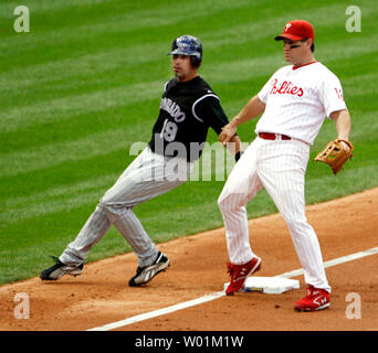 Rockies du Colorado Ryan Spilborghs (L) compressions proches derrière des Phillies de Philadelphie de troisième but Wes Helms comme il les avances à des tiers au cours de la deuxième manche de leur première partie des séries éliminatoires de la Division de la Ligue nationale à la Citizens Bank Park de Philadelphie le 3 octobre 2007. (Photo d'UPI/John Anderson) Banque D'Images