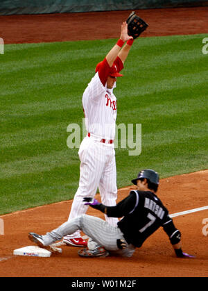 Phillies de Philadelphie de troisième but Wes Helmes signale à ne pas jeter le Colorado Rockies Kazuo Matsui étend son double en un triple au cours de leur 6e manche de Ligue nationale match divisionnaire à la Citizens Bank Park de Philadelphie le 4 octobre 2007. (Photo d'UPI/John Anderson) Banque D'Images