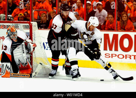 Les Flyers de Philadelphie Jeff Carter (17) blocs Pittsburgh Penguins Ryan Malone qui essaie de marquer sur le gardien Martin Biron au cours de troisième période Philadelphie Pingouins Flyers-Pittsburgh playoff NHL jouer au Wachovia Center de Philadelphie le 15 mai 2008. Défait Philadelphie Pittsburgh 4-2. (Photo d'UPI/John Anderson) Banque D'Images