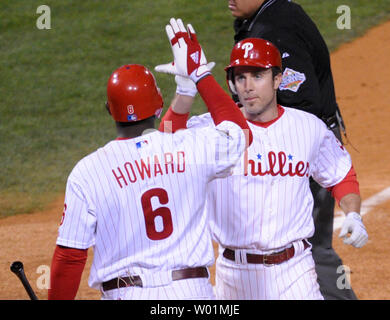 Ryan Howard des Phillies de Philadelphie Chase Utley félicite coéquipier après avoir frappé un coup de circuit en solo dans la 6e manche des Rays de Tampa Bay Matt Garza dans trois jeux de World Series à Philadelphie, Pennsylvanie le 25 octobre 2008. Howard et Utley hit back to back home runs. (Photo d'UPI/Pat Benic) Banque D'Images