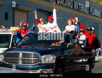 Philadelphia Phillies de Philadelphie au sud de route à travers des fans agitant des drapeaux et klaxonner leurs cornes alors qu'ils célèbrent le 31 octobre 2008, les Phillies remporter la Série mondiale 2008. Des milliers ont montré dans le Sud de Philadelphie à regarder un défilé et de participer à des cérémonies à la Citizens Bank Park honorant les Phillies de Philadelphie. (Photo d'UPI/John Anderson) Banque D'Images