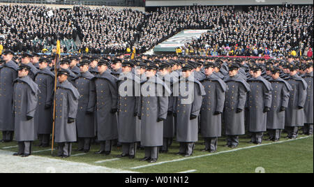 Les cadets de l'armée de mars à Lincoln Financial Field comme une mer de cadets de la Marine au cours de festivités arborant au congrès annuel Army-Navy game à Philadelphie le 6 décembre 2008. (Photo d'UPI/John Anderson) Banque D'Images