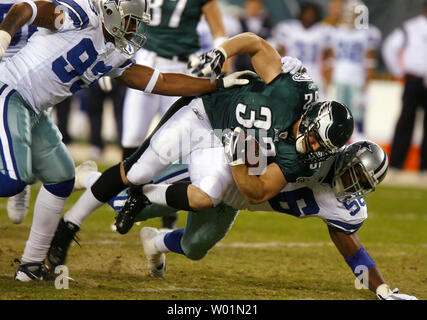 Dallas Cowboys Bradie James (56) élimine les Philadelphia Eagles fullback Kyle Eckel (32) sur la ligne de 32 verges de Philadelphie avec l'aide de son coéquipier de secondeur Anthony Spencer après un gain au cours du deuxième trimestre de cour Eagles-Dallas Philadelphie Cowboys jouer à Philadelphie au Lincoln Financial Field, le 28 décembre 2008. (Photo d'UPI/John Anderson) Banque D'Images