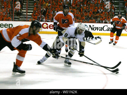 Pascal Dupuis Penguins de Pittsburgh (9) et les Flyers de Philadelphie Jeff Carter (17) Bataille pour le contrôle de la rondelle sur la glace au cours de la troisième période intermédiaire Philadelphie Pingouins Flyers-Pittsburgh playoff NHL jouer au Wachovia Center de Philadelphie le 25 avril 2009. Philadelphie Pittsburgh défait 5-3 pour remporter la série. (Photo d'UPI/John Anderson) Banque D'Images