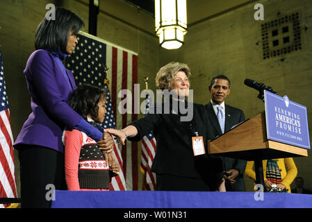 Patricia Stiles, un résident de Parker, Colorado, tend la main à Sasha Obama, 7, que le président élu Barack Obama (R) et son épouse Michelle sont introduites lors d'un rassemblement de kickoff son train Whistle Stop Tour à Philadelphie le 17 janvier 2009. Le voyage de cérémonie fera le président élu Barack Obama, Vice-président élu Biden et leurs familles à Washington pour leurs inaugurations avec des événements supplémentaires à Philadelphie, Wilmington et Baltimore. Obama va prêter serment en tant que 44e Président des Etats-Unis le 20 janvier 2009. (UPI Photo/Kevin Dietsch) Banque D'Images