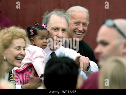 Vice-président Joe Biden (arrière-plan) rit comme le sénateur Arlen Specter, D-PA, prend un petit enfant tout en parlant aux pompiers et à leurs familles durant une visite de campagne à la caserne de Chester, dans le centre-ville de Chester, Pennsylvanie, le 7 septembre 2009 avant d'assister à un barbecue de la Fête du travail avec les pompiers. À la droite est Joan Spectre, épouse du sénateur et ancien membre du Conseil de la ville de Philadelphie. UPI/John Anderson Banque D'Images