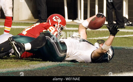 Philadelphia Eagles tight end Brent Celek célèbre dans la zone de but après avoir marqué un 35-gain et un touché au quatrième trimestre Philadelphia Eagles-Kansas City Chiefs action de jeu à Philadelphie au Lincoln Financial Field, le 27 septembre 2009. Kansas City Chiefs linebacker Tamba Hali (91) n'a pas réussi à l'arrêter. Philadelphie a battu Kansas City 34-14. UPI/John Anderson Banque D'Images