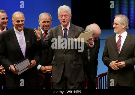 Les gestes de l'ancien Président Bill Clinton à la foule comme il arrive avec le cinéaste Steven Spielberg et humanitaires (à droite) et California Gov. Edward Rendell pour la présentation de la liberté 2009 Metal au National Constitution Center de Philadelphie, 8 octobre 2009. Spielberg, a reçu le prix pour son travail artistique et l'engagement personnel à la préservation des droits de l'homme. UPI/John Anderson . Banque D'Images