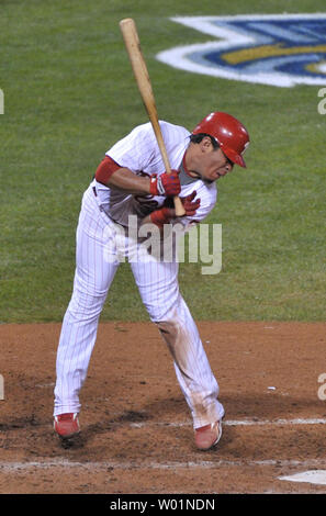 Philadelphia Phillies catcher Carlos Ruiz est touché par un lancer au cours de la neuvième manche contre les Dodgers de Los Angeles pendant quatre jeu de la série de championnat de la Ligue nationale à Philadelphie le 19 octobre 2009. UPI/Kevin Dietsch Banque D'Images