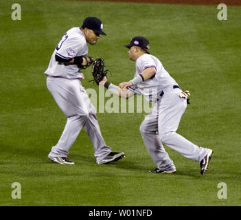 New York Yankees Nick Swisher fielder droite presque en collision avec le champ centre Melky Cabrera qu'il attrape un profond touché par Philadelphia Phillies Jimmy Rollins durant la première manche du Match 4 de la Série mondiale à Philadelphie le 1 novembre 2009. UPI/John Anderson Banque D'Images