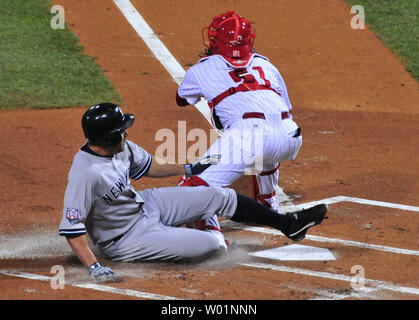 Le voltigeur des Yankees de New York en toute sécurité Johnny Damon se glisse dans la maison contre Philadelphia Phillies catcher Carlos Ruiz lors de la première manche du Match 5 de la Série mondiale à Philadelphie le 2 novembre 2009. UPI/Kevin Dietsch Banque D'Images