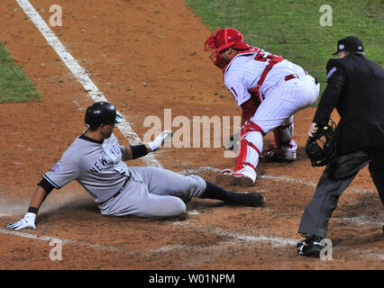 De troisième but des Yankees de New York Alex Rodriguez marque contre Philadelphia Phillies catcher Carlos Ruiz au cours de la huitième manche du Match 5 de la Série mondiale à Philadelphie le 2 novembre 2009. UPI/Kevin Dietsch Banque D'Images