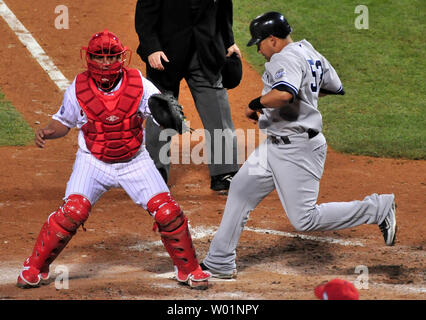 New York Yankees champ centre Melky Cabrera tags accueil contre les Philadelphia Phillies catcher Carlos Ruiz lors de la cinquième manche du Match 4 de la Série mondiale à Philadelphie le 1 novembre 2009. UPI/Kevin Dietsch Banque D'Images