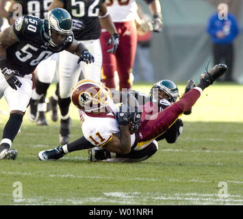 Philadelphia Eagles Quintin Demps rassemble Redskins de Washington le receveur Devin Thomas (11) vers le bas après avoir terminé une 12- Cour transmettre le Philadelphia 39- Cour ligne au cours du premier trimestre à Philadelphie au Lincoln Financial Field, le 29 novembre 2009. Défait Philadelphie Washington 27-24. UPI/John Anderson Banque D'Images