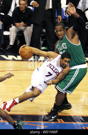 Philadelphia 76ers Andre Miller (7) disques durs dans Boston Celtics Glen Davis comme il va pour un panier au cours de troisième trimestre action de jeu au Wachovia Center de Philadelphie, 14 avril 2009. Boston a battu Philadelphie 100-98. (Photo d'UPI/John Anderson) Banque D'Images