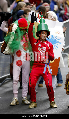 La division de la bande dessinée mimée célébrer le long de Broad Street dans le centre-ville de Philadelphie, Janvier 1, 2010 en tant que prendre part à l'Assemblée Mummers Parade. Des milliers s'habillent en costumes de la bande dessinée et les tenues pour participer au défilé qui a été une tradition de Philadelphie depuis 110 ans. UPI/John Anderson Banque D'Images