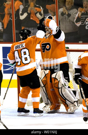 Les Flyers de Philadelphie' Danny Briere célèbre gardien avec Michael Leighton après les Flyers a gagné le match 2 de la finale de conférence de l'Est de la LNH au Wachovia Center de Philadelphie le 18 mai 2010. UPI/Eileen Angelino Banque D'Images