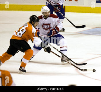 Les Flyers de Philadelphie' Danny Briere (48) batailles avec Tom Pyatt centre de Montréal au cours de la Conférence de l'Est seconde période finale de la LNH l'action au Wachovia Center de Philadelphie le 18 mai 2010. UPI/Eileen Angelino Banque D'Images