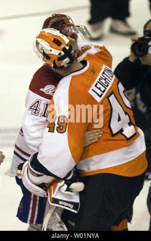 Gardien de but des Flyers de Philadelphie Michael Leighton embrasse les Canadiens de Montréal Jaroslav Halak gardien à mi-glaces suite à la victoire de 4-2 sur les Canadiens de Montréal à remporter la finale de conférence de l'Est de la LNH Montreal-Philadelphia au Wachovia Center de Philadelphie le 24 mai 2010. UPI/Eileen Angelino Banque D'Images