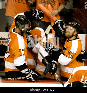 Les Flyers de Philadelphie Jeff Carter (17) célèbre avec ses coéquipiers Mike Richards (18) et Claude Giroux comme ils regardent l'horloge fonctionner durant la troisième période Les Flyers de Philadelphie - Les Canadiens de Montréal de l'Est de la LNH Finales de Conférence de jouer au Wachovia Center de Philadelphie le 24 mai 2010. Les Flyers ont vaincu les Canadiens de Montréal 4-2 pour gagner le championnat et l'avance à la finale de la Coupe Stanley, UPI/Eileen Angelino Banque D'Images