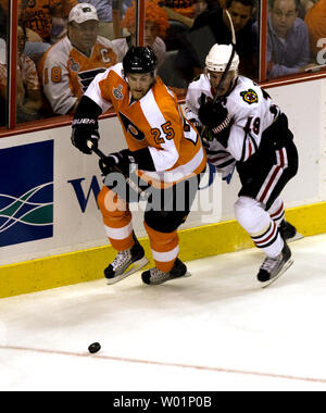 Les Flyers de Philadelphie' Matt Carie (25) Blackhawks de Chicago et Jonathan Toews (19) race pour la rondelle le long de la bande au cours de la deuxième période de trois jeu la finale de la Coupe Stanley de 2010 à Philadelphie le 2 juin 2010. UPI/John Anderson Banque D'Images